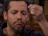 El mago David Blaine se cose la boca con aguja e hilo para uno de sus trucos