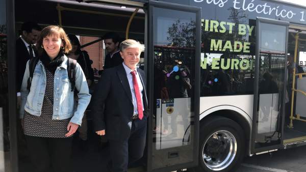 La concejal Teresa Artigas baja de un autobús eléctrico con el alcalde La concejal Teresa Artigas baja de un autobús eléctrico con el alcalde