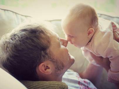Paternidad, un padre con su bebé.