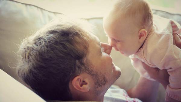 Paternidad, un padre con su bebé Paternidad, un padre con su bebé