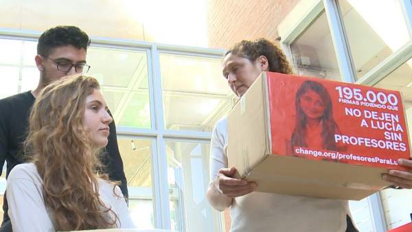 Entrega de firmas para pedir asistencia docente a domicilio para Lucía Entrega de firmas para pedir asistencia docente a domicilio para Lucía