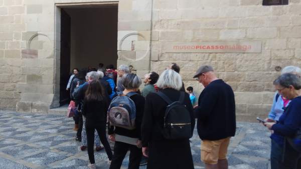 Museo Picasso Málaga, turistas, fachada Museo Picasso Málaga, turistas, fachada