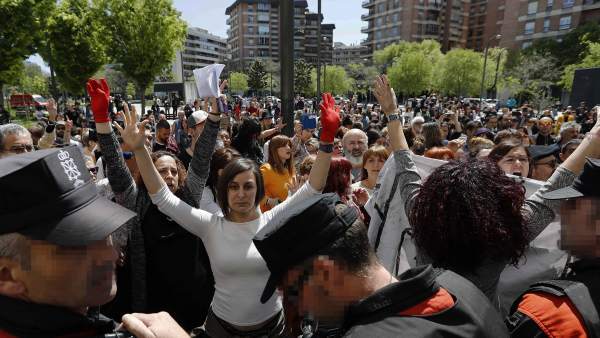 Protestas a la puerta de los juzgados de Pamplona tras conocerse el fallo. Protestas a la puerta de los juzgados de Pamplona tras conocerse el fallo.
