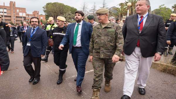 López Miras asiste al simulacro de la UME López Miras asiste al simulacro de la UME