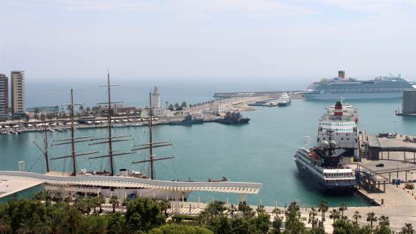 Buques de crucero coinciden en el puerto de málaga 2018 barcos pasajeros vista Buques de crucero coinciden en el puerto de málaga 2018 barcos pasajeros vista