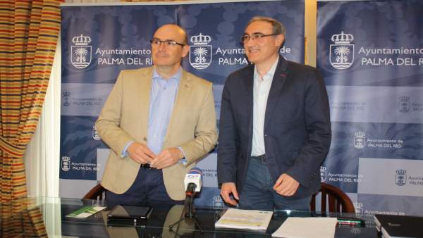 Carmona (izda.) y Ruiz Almenara, durante el encuentro mantenido Carmona (izda.) y Ruiz Almenara, durante el encuentro mantenido