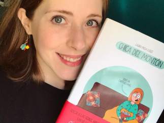 Laura Mesa Cussó posa junto a su libro de viñetas, 'Chica del Montón'.