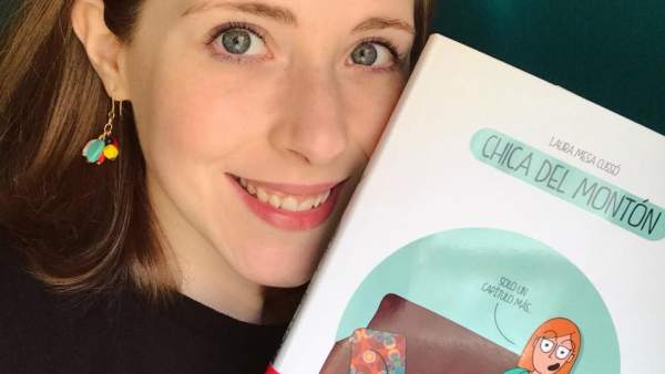 Laura Mesa Cussó posa junto a su libro de viñetas, 'Chica del Montón'. Laura Mesa Cussó posa junto a su libro de viñetas, 'Chica del Montón'.