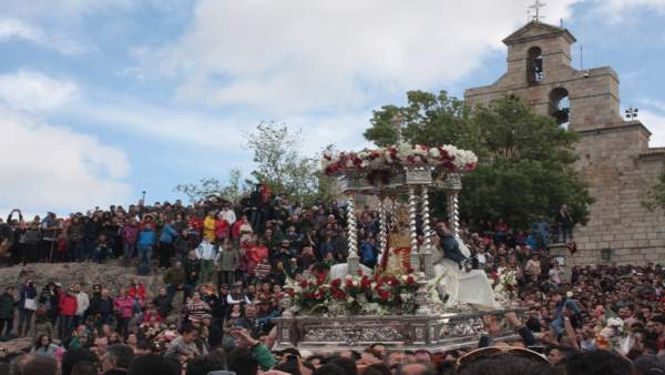 La Virgen de la Cabeza procesiona en la romería de 2015. La Virgen de la Cabeza procesiona en la romería de 2015.
