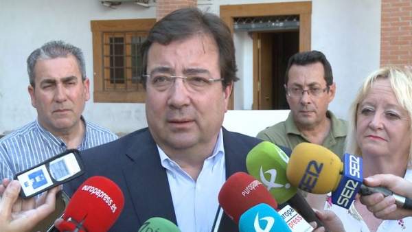 Fernández Vara atiende a los medios de comunicación. Fernández Vara atiende a los medios de comunicación.