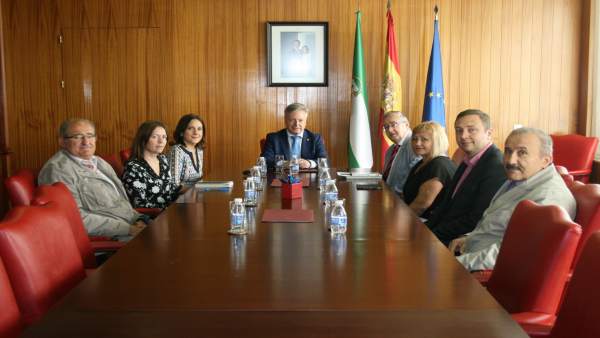 Primo Jurado (centro), durante el encuentro mantenido con Anida Primo Jurado (centro), durante el encuentro mantenido con Anida