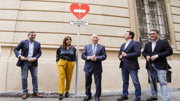 Instalación de la señal de tráfico simbólica contra la violencia machista Instalación de la señal de tráfico simbólica contra la violencia machista