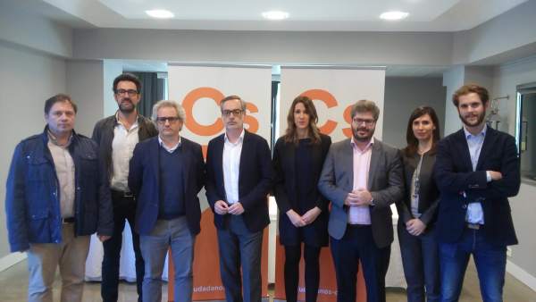 José Manuel Villegas, con la directiva de Ciudadanos en Navarra. José Manuel Villegas, con la directiva de Ciudadanos en Navarra.
