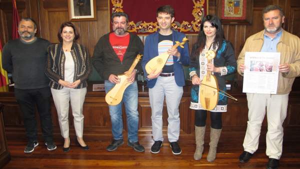 Reproducen tres instrumentos de la techumbre de la Catedral de Teruel Reproducen tres instrumentos de la techumbre de la Catedral de Teruel