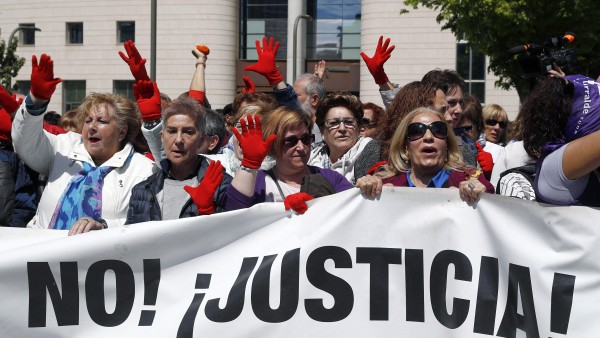Un grupo de mujeres se manifiestan en contra de la sentencia de La Manada. Un grupo de mujeres se manifiestan en contra de la sentencia de La Manada.