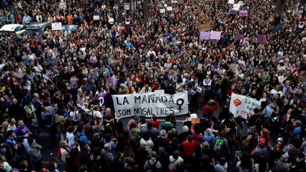 Cientos de personas han abarrotado la zona peatonal de la plaza del Ayuntamiento de Valencia. Cientos de personas han abarrotado la zona peatonal de la plaza del Ayuntamiento de Valencia.