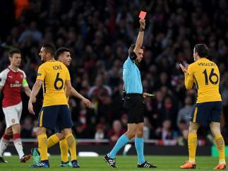 Roja a Vrsaljko en el Arsenal - Atlético