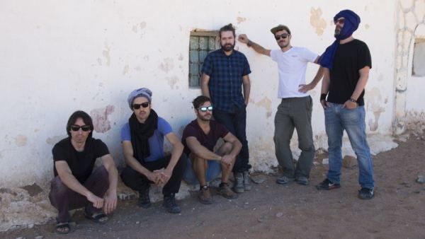 El grupo Vetusta Morla ( Pucho, Guillermo Galván, David García "el Indio", Juan Manuel Latorre, Álvaro B. Baglietto, Jorge González)durante el festival de cine de Fisahara 2016 en Tindouf , Argelia.
El grupo Vetusta Morla ( Pucho, Guillermo Galván, David García "el Indio", Juan Manuel Latorre, Álvaro B. Baglietto, Jorge González)durante el festival de cine de Fisahara 2016 en Tindouf , Argelia.