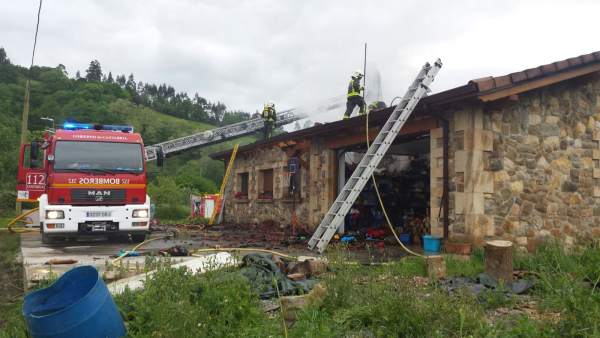 Bomberos del 112 extinguen incendio en una vivienda de Udalla Bomberos del 112 extinguen incendio en una vivienda de Udalla