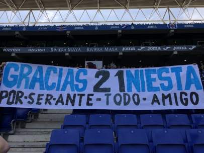 Pancarta en honor a Iniesta en Cornellá-El Prat