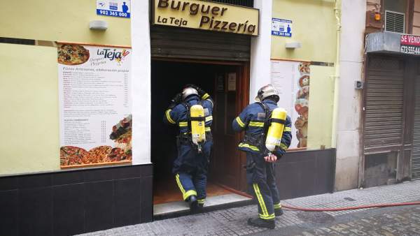 Los bomberos sofocan un incendio en una hamburguesería Los bomberos sofocan un incendio en una hamburguesería