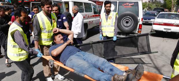 Trasladan a un herido en una de las explosiones en Kabul