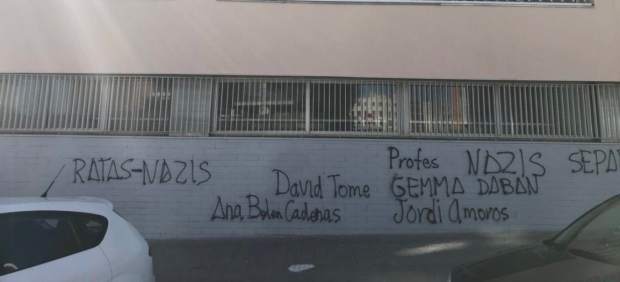 Pintadas en la fachada del IES El Palau del Sant Andreu de la Barca.