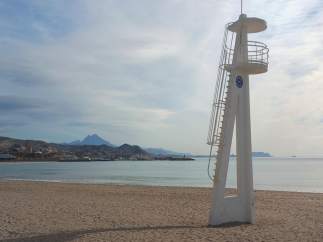 Abierta al baño la playa del Campello