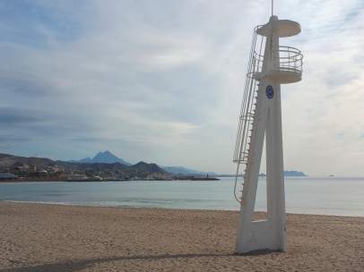 Abierta al baño la playa del Campello