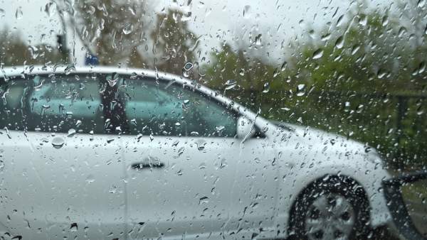 Lluvia en la ventanilla de un vehículo Lluvia en la ventanilla de un vehículo