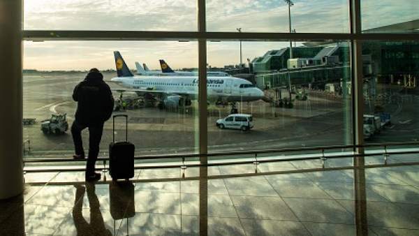 Viajero con maleta en aeropuerto Viajero con maleta en aeropuerto