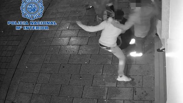 Uno de los agredidos pudo huir y el otro quedó en la vía herido Uno de los agredidos pudo huir y el otro quedó en la vía herido