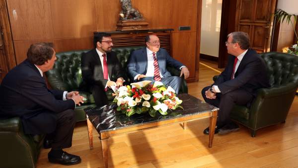Silván durante su encuentro con Carlos Moro. Archivo Silván durante su encuentro con Carlos Moro. Archivo