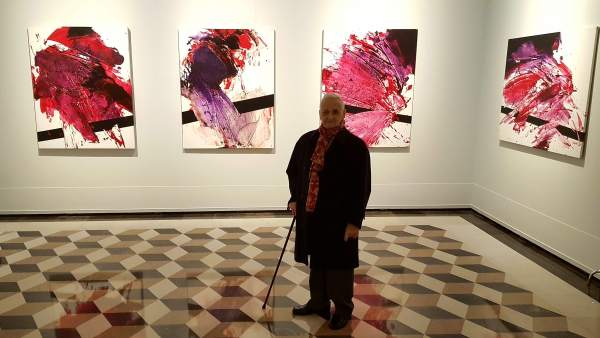 El artista Luis Feito, en el Palacio de Sástago junto a sus obras, en Zaragoza El artista Luis Feito, en el Palacio de Sástago junto a sus obras, en Zaragoza