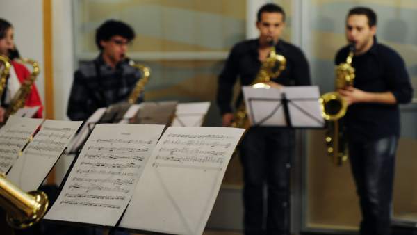 Alumnos de un conservatorio tocan sus intrumentos Alumnos de un conservatorio tocan sus intrumentos