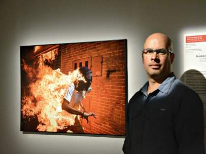 El fotógrafo venezolano Ronaldo Schemidt junto a la imagen ganadora del concurso de foto periodismo World Press Photo 2018, de su autoría.