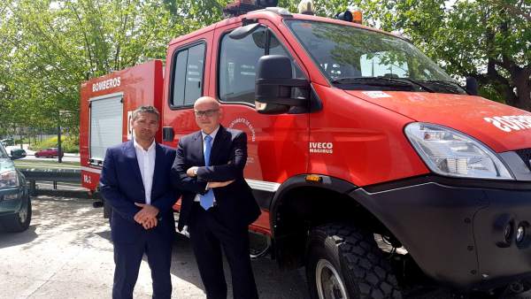 Manuel Olivares y Raúl Fernández en su visita al Parque de Bomberos Manuel Olivares y Raúl Fernández en su visita al Parque de Bomberos