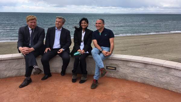 Bendodo y Garcia Urbano en la senda Litoral a su paso por Estepona Bendodo y Garcia Urbano en la senda Litoral a su paso por Estepona