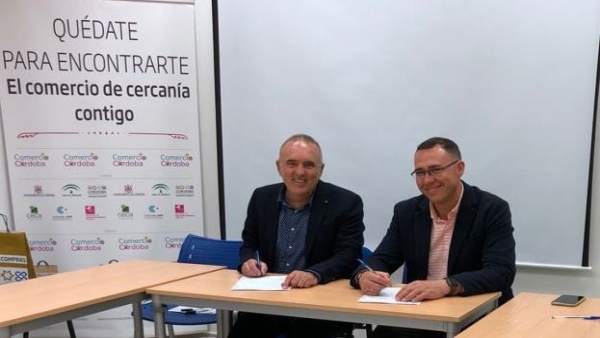 Firma del convenio entre Comercio Córdoba y Proyecto Hombre Firma del convenio entre Comercio Córdoba y Proyecto Hombre