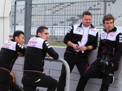 Fernando Alonso y sus compañeros de Toyota