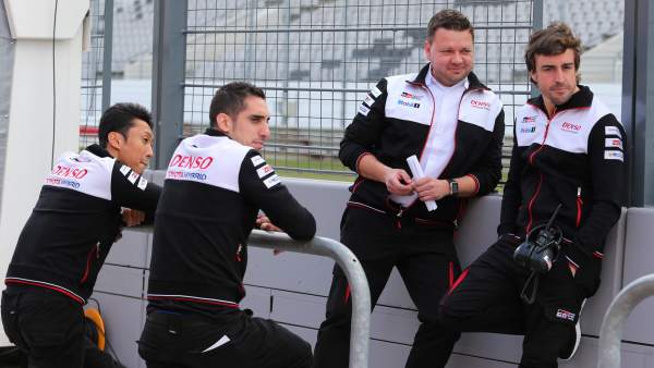 Fernando Alonso y sus compañeros de Toyota Fernando Alonso y sus compañeros de Toyota