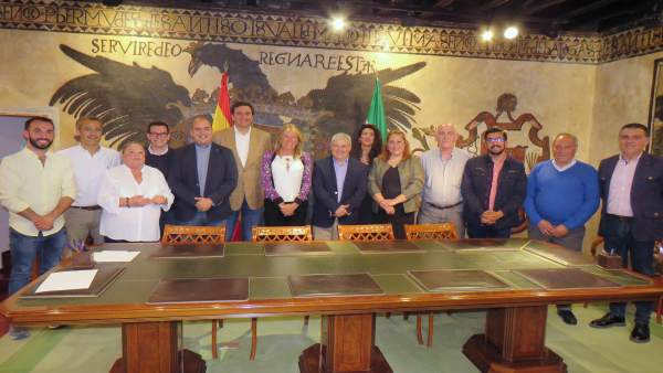 ÞÁngeles Muños en una reunión con la Hermandad del Rocío ÞÁngeles Muños en una reunión con la Hermandad del Rocío