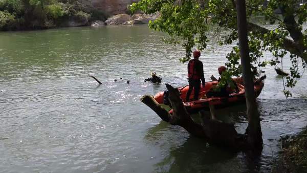 Los bomberos del GRA, durante las labores de rescate del cuerpo. Los bomberos del GRA, durante las labores de rescate del cuerpo.