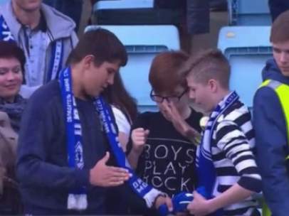 Jóvenes aficionados rusos se juegan a piedra, papel o tijera la camiseta de su ídolo.