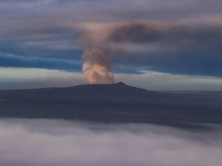 Humo emerge del cráter