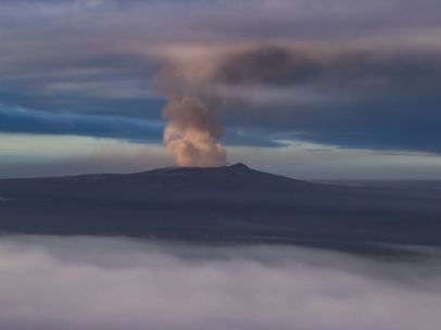 Humo emerge del cráter