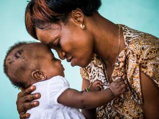 Una mujer con su hija adoptiva en República Democrática del Congo