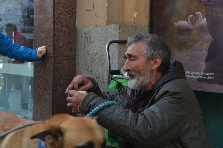 ¿Tú les ves?: la soledad en las calles Juan acepta un café de los voluntarios.