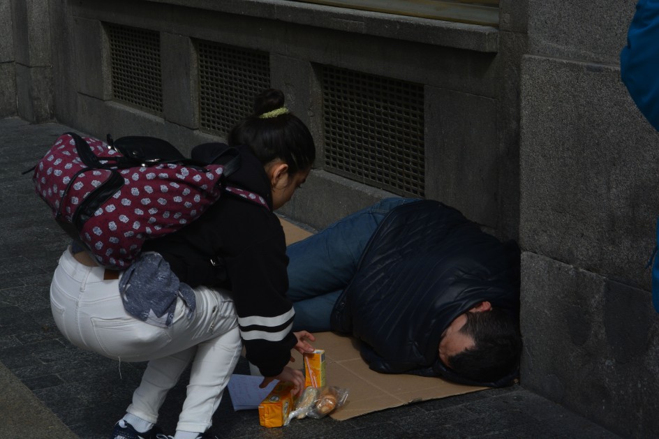 ¿Tú les ves?: la soledad en las calles Una voluntaria de Apumak le deja el desayuno a una persona sin hogar.
