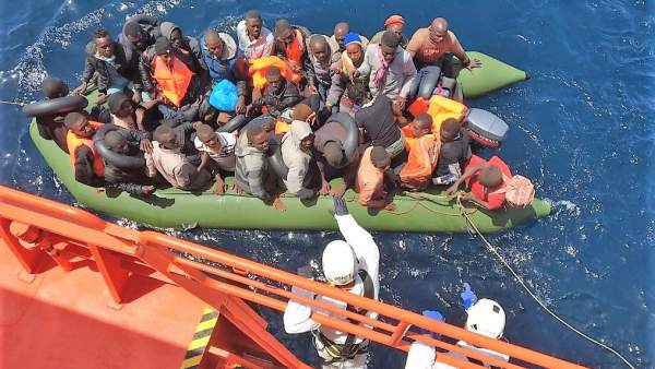 Patera con 56 personas rescatadas en aguas del Mar de Alborán Patera con 56 personas rescatadas en aguas del Mar de Alborán